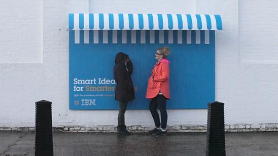 为激发人们分享创意、共建「智慧城市」，IBM联手法国奥美广告以「People For Smarter Cities」为主题，创建了一系列别具一格的户外广告牌 。它们既是广告牌，也是遮雨篷、也是公共长凳、也是便利斜坡，企业在宣传自身的同时，亦为公共事业尽出了一分力，为人们带来更便携、更理想的城市环境。