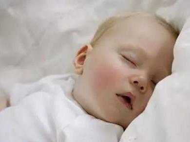 【j2开奖】给宝宝睡平头会影响孩子智力！