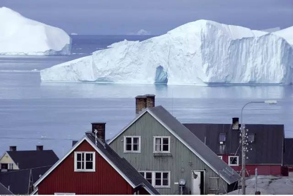 格陵兰(格陵兰语：Kalaallit Nunaat)是丹麦王国的海外自治领土，隔海峡与加拿大和冰岛两国相望。自古以来，格陵兰就是一个神话的领域。