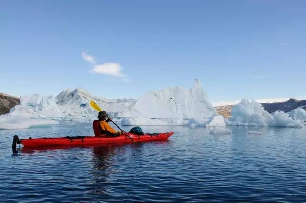 格陵兰(格陵兰语：Kalaallit Nunaat)是丹麦王国的海外自治领土，隔海峡与加拿大和冰岛两国相望。自古以来，格陵兰就是一个神话的领域。