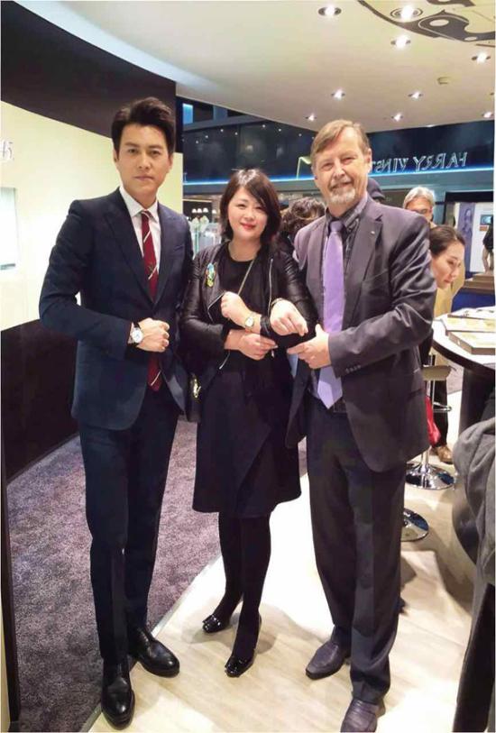 格拉苏蒂原创全球总裁Yann Gamard先生向靳东展示格拉苏蒂原创精美腕表