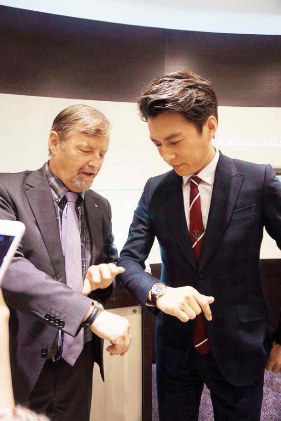 格拉苏蒂原创全球总裁Yann Gamard先生向靳东展示格拉苏蒂原创精美腕表