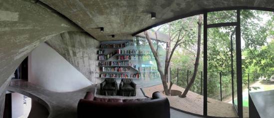 茶室Tea House是上海创盟国际设计机构在位于军工路办公区后院对基地上原有的一栋屋顶已经塌掉的 仓库房的再建项目。因为受基地和现有的一棵树所限，整个建筑呈现不规则的四边形。朝向院落的一侧被布置成相对公共性的开放空间:一层茶室、二层图书馆，一个小小的三角平台在图书馆前延伸出来，将树木容纳在其中，与建筑融为一体。