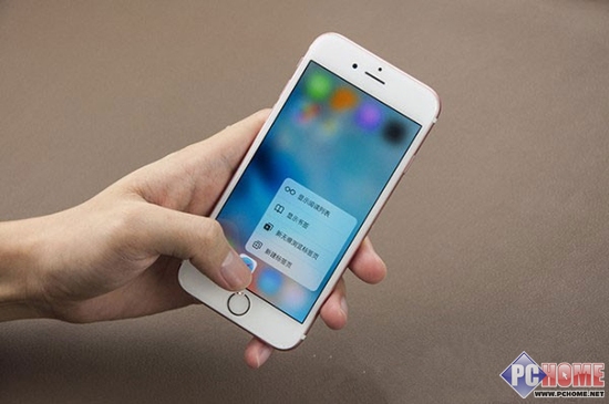 iPhone 6s系列。除了原有的金色，银色，深空灰并推出玫瑰金（粉色），屏幕采用高强度的Ion-X玻璃，处理器采用A9处理器，CPU性能比A8提升70%，图形性能提升90%，后置摄像头1200万像素，前置摄像头 500万像素。摄像头对焦更加准确，CMOS 为了降噪采用“深槽隔离”技术，支持4K视频摄录。数据连接方面，支持23个频段的LTE网络，和2倍速度的WIFI连接。