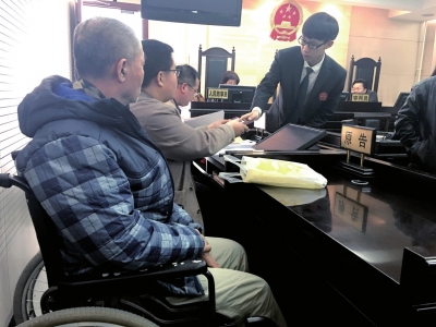 庭审结束后，法官助理将身份证交还给刘先生一方。