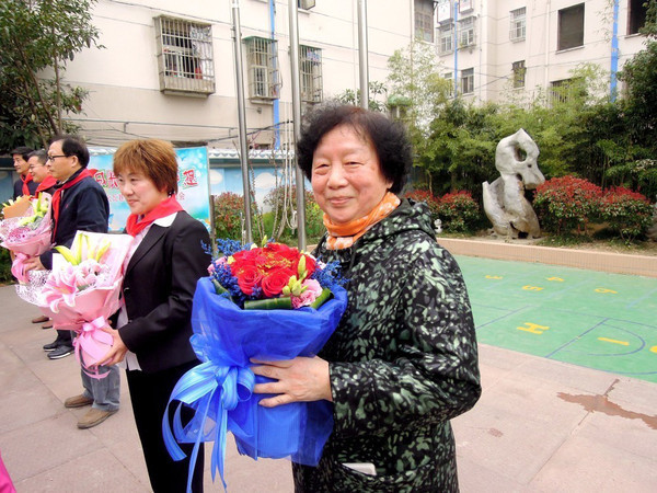 j2开奖直播:【j2开奖】【校园新闻】火瓦巷小学建校七十年，迎来首批老校友回校看看