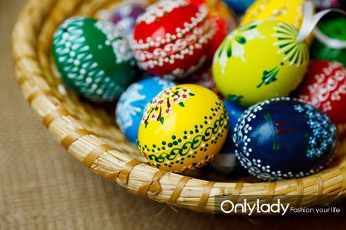 节日里，许多家庭还会在花园草坪里放些彩蛋，让孩子们玩找彩蛋的游戏，这种做法已成为多个国家的传统项目。