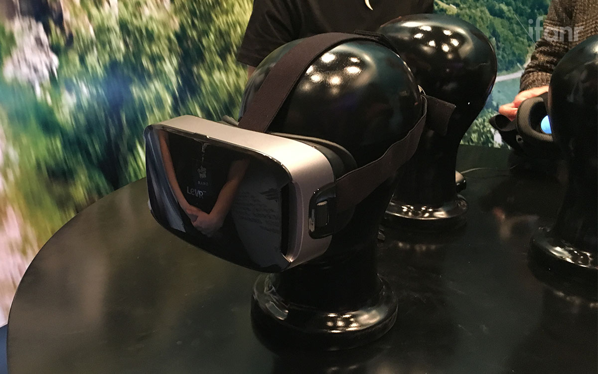 乐视VR将会拥有两种形态——手机式VR和一体机式VR。手机式VR是以手机为主体作为屏幕，而头盔则采用了90度视场角的分球面镜片，屈光度800度，拥有38mm大口径和58-70mm的瞳距。延迟为20ms。一体机式的VR则没有公布太多细节。