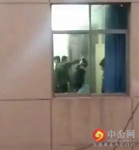 甘肃一教师殴打7名女生 官方回应：老师被停职 3人受处分 中金网 近日，一段名为“甘肃环县二中老师用暴力殴打学生”的视频在网络上广泛传播。视频中，一名男子在教室内采用扯头发、扇耳光和脚踢等方式先后当众殴打多名女生。昨日，北京青年报记者调查发现，视频中的情景是3月22日早晨发生于甘肃省环县第二中学的一幕。经该校团委书记周治平证实，视频中施暴的男子是该校八年级一班的班主任兼语文老师马亚峰，事发当日已经被停职。昨日下午，环县公布处理结果，对当事教师马亚峰给予行政记过处分，并调离环县二中。