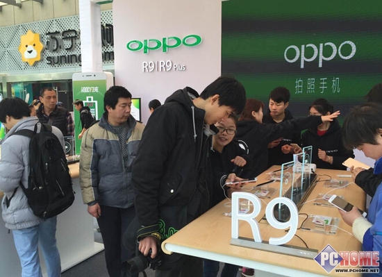 据悉，在首销路演期间消费者不仅可以提前亲身体验OPPO R9&OPPO R9 plus带来的感官盛宴，而且在现场路演的同时更准备了多种互动小游戏和精彩表演等，通过集章赢大奖活动参与各种抽奖环节，现场准备了丰厚的奖品回馈顾客，让消费者们在等待中也能享受玩乐。