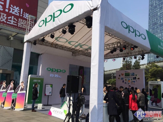 据悉，在首销路演期间消费者不仅可以提前亲身体验OPPO R9&OPPO R9 plus带来的感官盛宴，而且在现场路演的同时更准备了多种互动小游戏和精彩表演等，通过集章赢大奖活动参与各种抽奖环节，现场准备了丰厚的奖品回馈顾客，让消费者们在等待中也能享受玩乐。