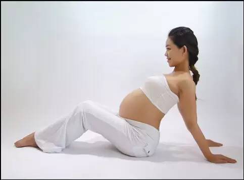 【j2开奖】刘若英孕期练瑜伽，明星都爱的孕期苗条法宝