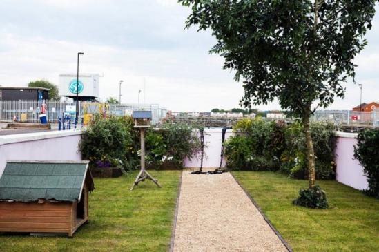 总有新想法的 Airbnb 这回到了英国伦敦，要邀请旅客住在独一无二的水上漂流小屋 ，沿着泰晤士河来个五天五夜的漂流航行。这幢蓝色的小屋包括两间卧室、一间浴室、一间客厅、以及一个宽阔的草坪庭院、小狗屋、苹果树，可同时允许四人入住。设计师们特别挑选了一些优质的读物供漂流阅读，同时也让屋内的内饰充满温馨格调，让旅客拥有如同家一般的舒适体验 ，全程的晚餐还将由米其林的星级主厨 Robert Ortiz 操刀 ，让你在傍晚的河边美景相伴下品尝到秘鲁的美食风味。