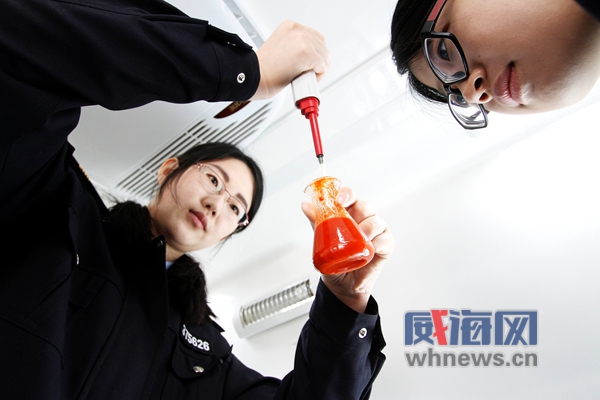 工作人员对抽检食品进行快检。 记者 刘志鹏 摄