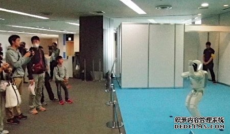 日本机场聘用最强双足机器人：精通中文