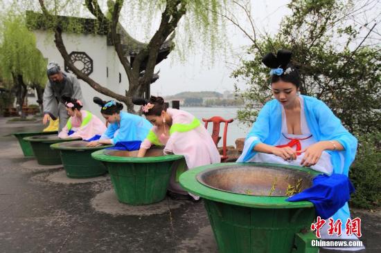 3月30日，身着唐装的美女走进江苏天目湖景区，在“唐朝茶圣陆羽”的带领下再现传统茶文化精髓，从采茶、制茶、泡茶、品茶中演绎古法工艺，展现茶文化的优雅和宁静。中新社发张敬珍 摄