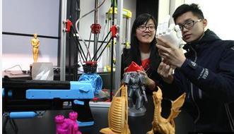 从东北大学获悉，一群由来自东北大学大一、大二的学生日前自主发起成立了沈阳三人行3D打印工作室，成为东北地区规模最大的3D打印生产服务及线下体验中心。