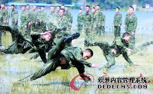 广州武警咋练胆？深夜独自前往墓地抄碑文（图）