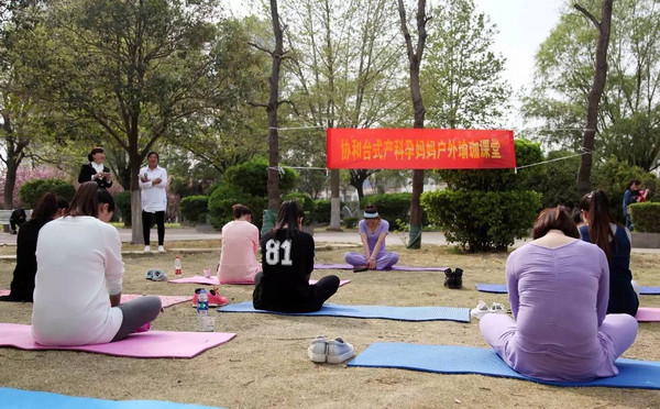 本港台直播:【j2开奖】?春风中踏青，花香中瑜珈，据说她们都是第一次~