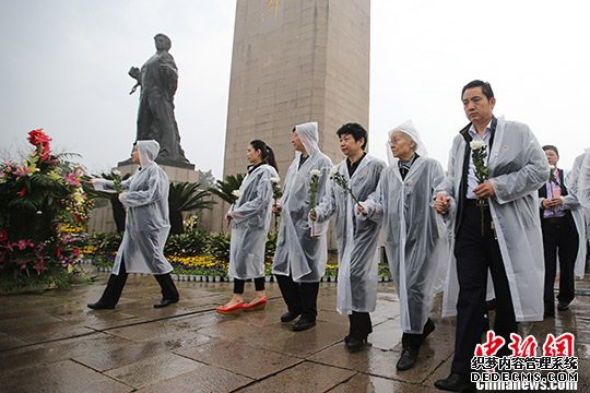 刘少奇女儿刘爱琴走进南京雨花台烈士陵园祭哀思