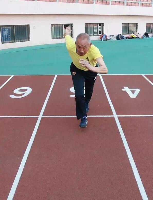 75岁老人创撑竿跳全国纪录 77岁战亚洲老将赛