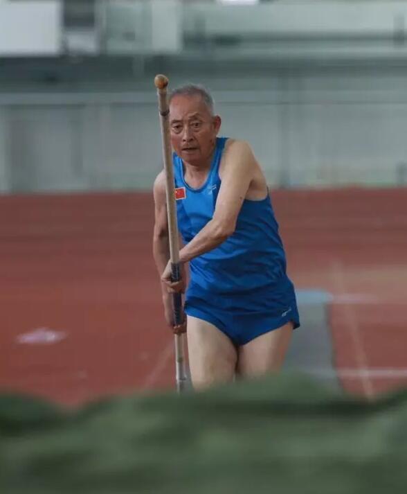 75岁老人创撑竿跳全国纪录 77岁战亚洲老将赛