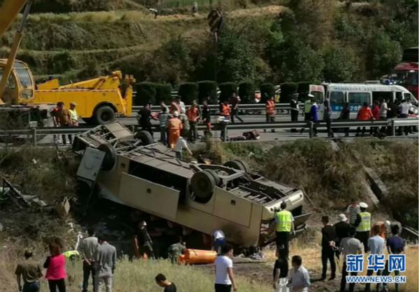 本港台直播:云南高速大客车与轿车相撞 3死7伤