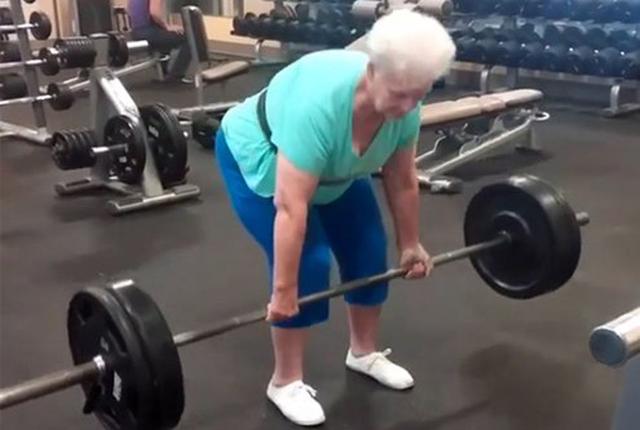 美国78岁老奶奶健身两年 能举起200斤杠铃(图)