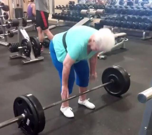 美国78岁老奶奶健身两年 能举起200斤杠铃(图)