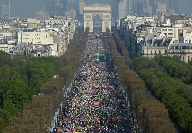 不惧恐怖袭击 最浪漫马拉松巴黎如期举行