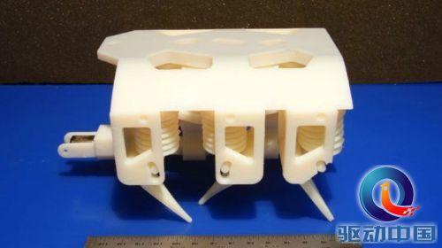 据悉，这种3D打印人的打印利用的一种“可打印液压装置”。科学家们在实验中发现，在利用3D打印机打印一种胶体时，其只要一遇到紫外线便会产生硬化现象，在这一现象的启发下，科学家门讲这种光敏材料直接打印在模具之上再经过紫外线照射使其在部分凝固的同时部分还能保持一定的液体性。这种方式打印出来的模型便可以通过液压原理运动。