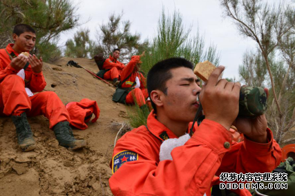 荒漠练“战法” 揭秘武警新疆森林防火官兵驻防生活