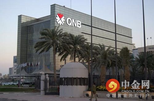 卡塔尔国家银行(Qatar National Bank)称，随着供应过剩改善、需求增加以及美国生产商限制产量，未来三年油价将逐步走高。