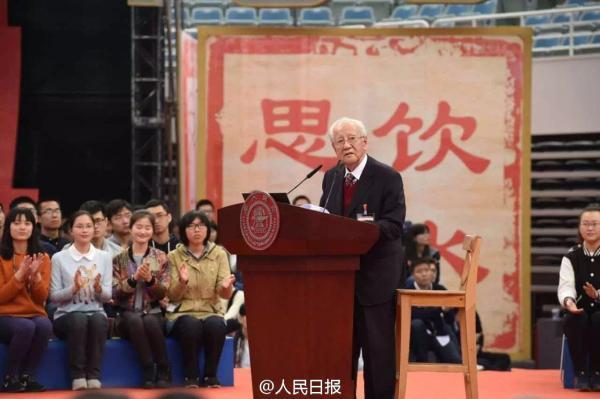 图片：92岁的黄旭华在演讲时毅然推开为开奖直播准备的椅子，坚持站着向大家讲述心中的“交大精神”，让无数人为之动容