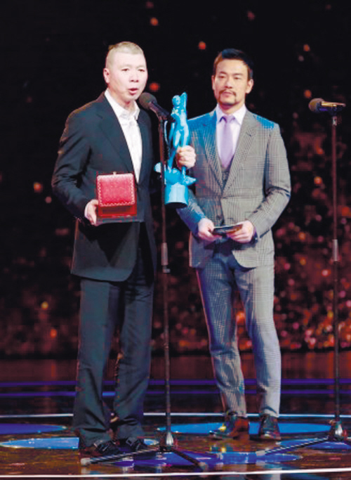 4月10日，中国电影导演协会2015年度表彰大会落下帷幕。《老炮儿》一炮三响，收揽年度导演、年度影片和年度男演员三项重奖，成为最大赢家。冯小刚获得了“年度男演员”，开奖直播在台上鼓励导演们都去演戏。