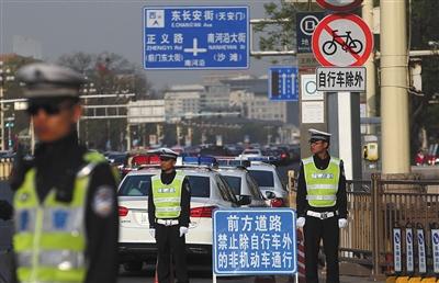 昨日，王府井路口放置了“前方道路禁止除自行车外的非机动车通行”的提示牌。新京报记者 王贵彬 摄