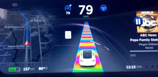 通常情况下，用户只会在仪表盘上看到一个模拟的特斯拉汽车在行走的画面。psychedelic cowbell road功能则会通过彩虹色标记汽车传感器所认知的路线和障碍物等。