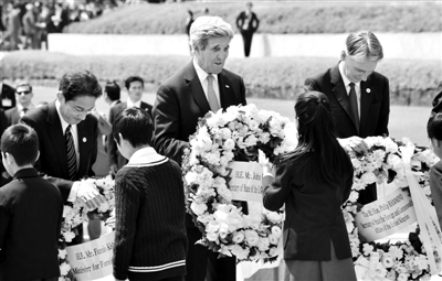 美国国务卿克里（中）在日本广岛和平纪念公园向原子弹爆炸死难者慰灵碑献花 供图/IC