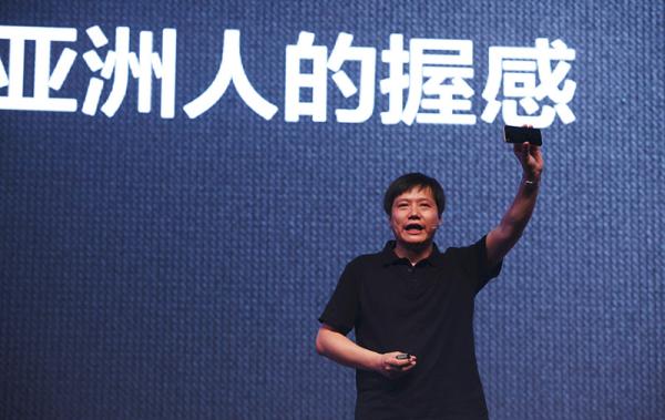 2012年8月16日，北京，雷军在发布会上推销小米手机2。视觉中国 图