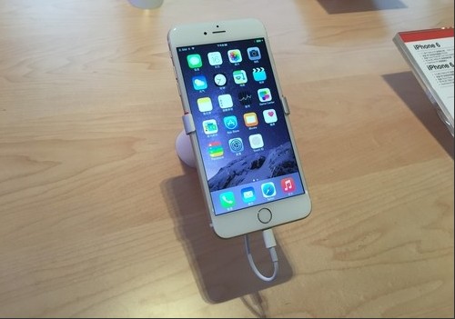 苹果iPhone 6正面采用4.7英寸的Multi-Touch显示屏。在大屏安卓手机雄踞一方的年代，iPhone6也是在屏幕尺寸上跟上了Android手机的步伐。再加上2.5D弧形屏幕的设计，使得iPhone6有了很好的观感和握持感，并没有因为屏幕变大而牺牲手感和外观。屏幕分辨率为1334×750像素，像素密度依然保持在326ppi。并且这次iPhone 6还打出了超薄牌，更大更薄的机身设计也是它的一个特点。