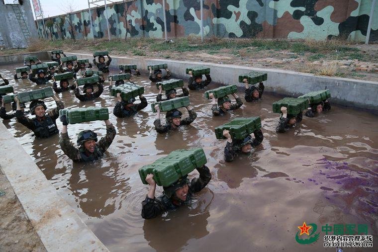 特战武警残酷训练：水淹到脖子举重冲锋