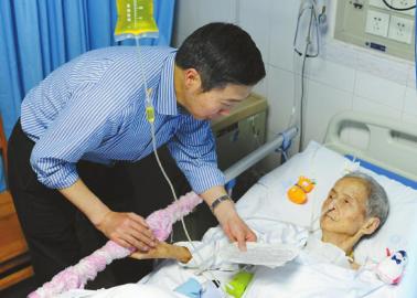 12日，成都大学附属医院，儿子吴玉给正在住院的李河清念父亲给她写的信。