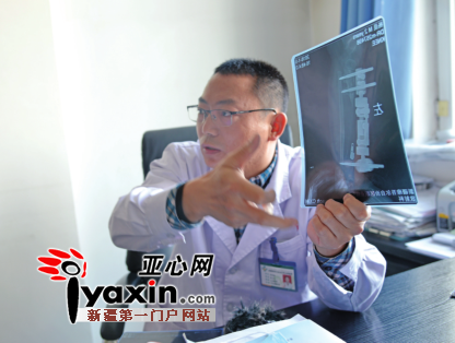 自治区职业病医院手足显微外科主任李鸿斌在接诊。图由自治区职业病医院提供