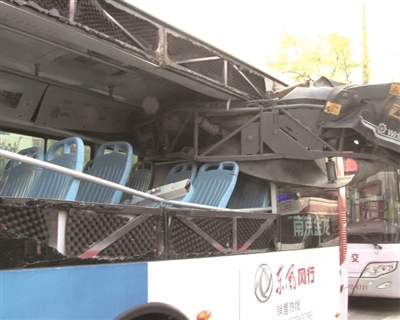 铣刨机插入公交车 导致多人受伤但没有生命危险目前还在调查