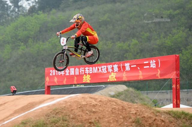 据了解，2016年全国自行车BMX冠军赛由中国自行车协会主办，吸引了全国10个省市的10支代表队参加，运动员和教练员总共有近100多人，比赛分为青年组、成年组，是全国规模大、影响力广泛的国家级竞技性体育比赛之一。