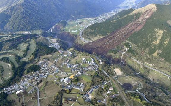 空拍显示 熊本震后路毁桥断