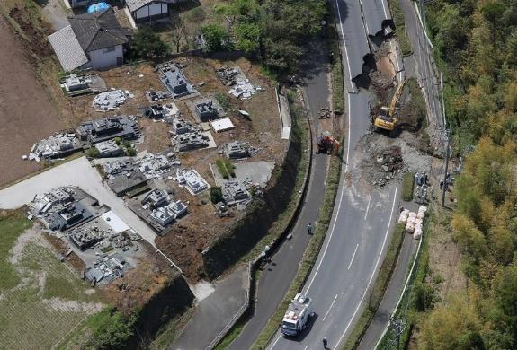 空拍显示 熊本震后路毁桥断