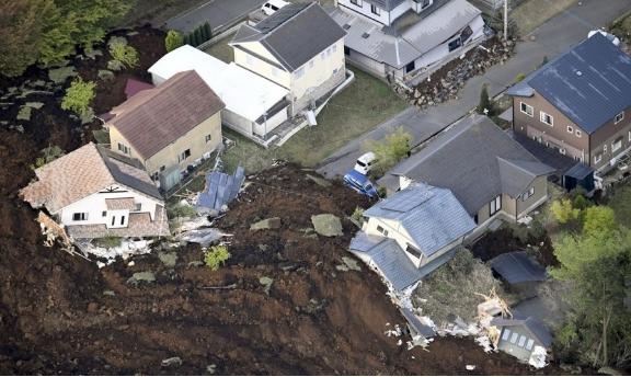 空拍显示 熊本震后路毁桥断