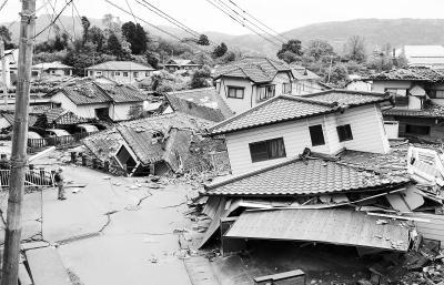 日本九州岛熊本县14日发生6.5级地震后，大规模余震不断，16日凌晨再次发生7.3级强震。此次地震，已造成32人死亡，逾2000人伤。日本气象厅改称16日的地震才是主震，14日起的连续地震只是前震。本次地震是横向错动断层型浅源地震。