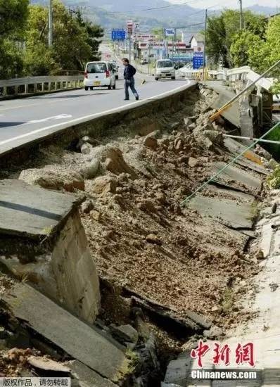 道路在地震中分为两半，其中一半完全坍塌损毁